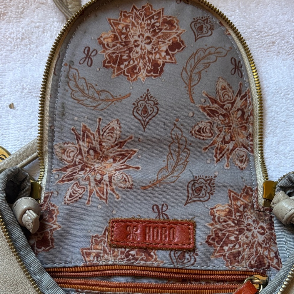 HOBO Cream Leather Crossbody Bag - Picture 4 of 8